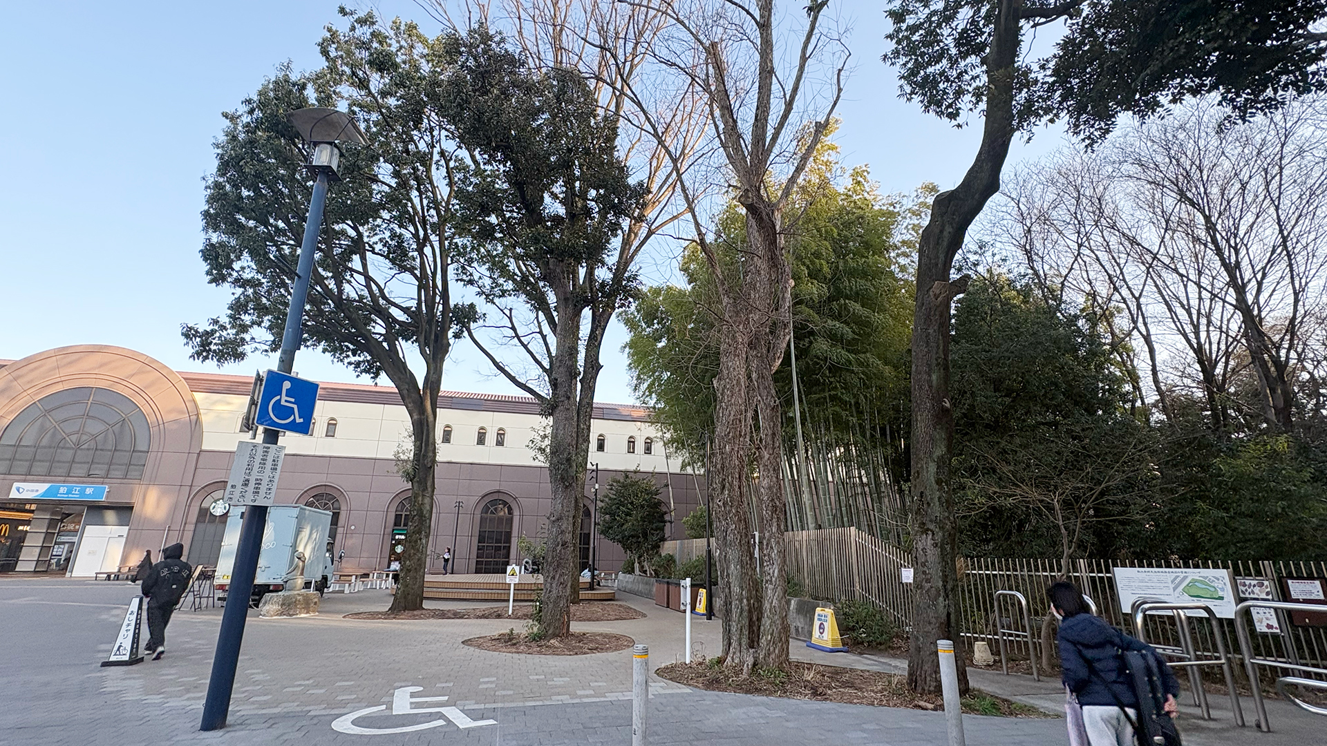 狛江駅北口とエコルマホール